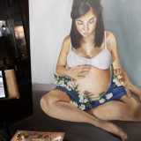 La donna posa il pennello e ci mostra la sua creazione: una meravigliosa ragazza incinta circondata da fiori. �Sto lavorando a questo progetto sulle donne come dee - ci rivela - : l�immagine rappresenta mia figlia quando aspettava il suo bambino�